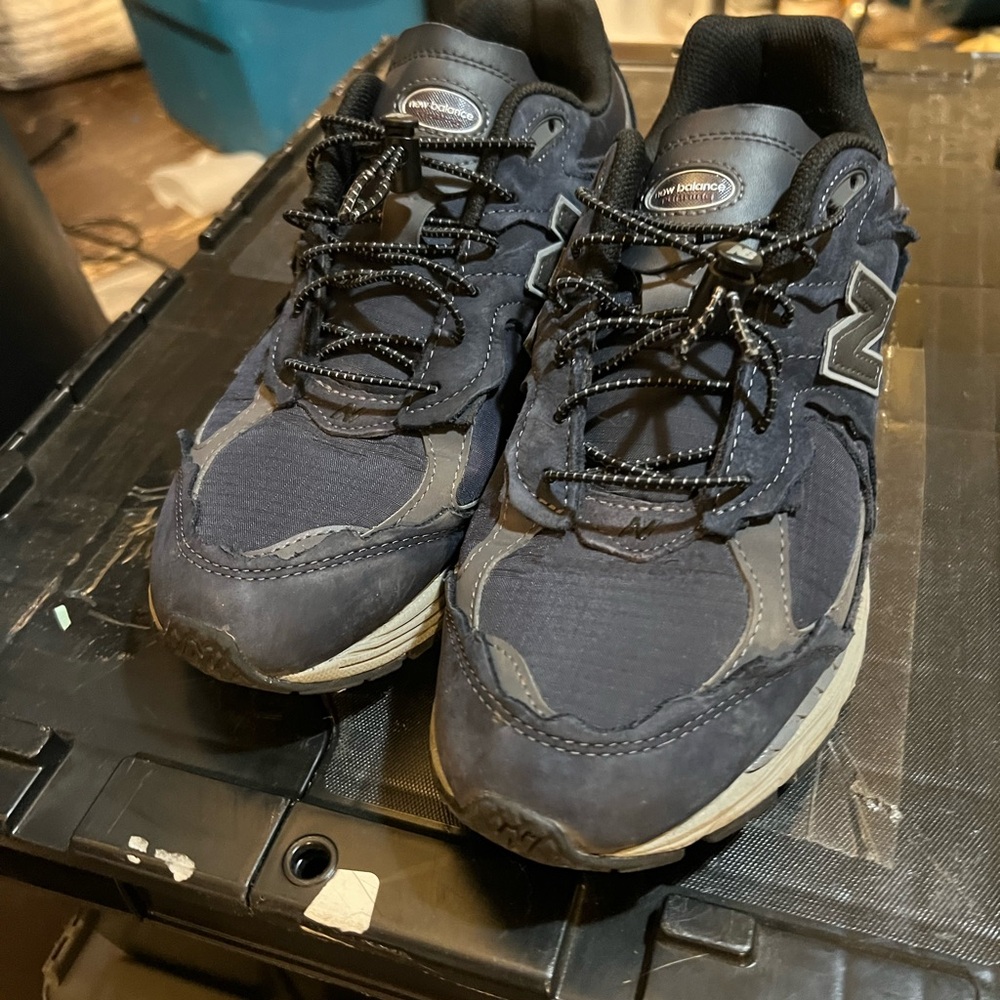 2002r New Balance Men's Black Sneakers